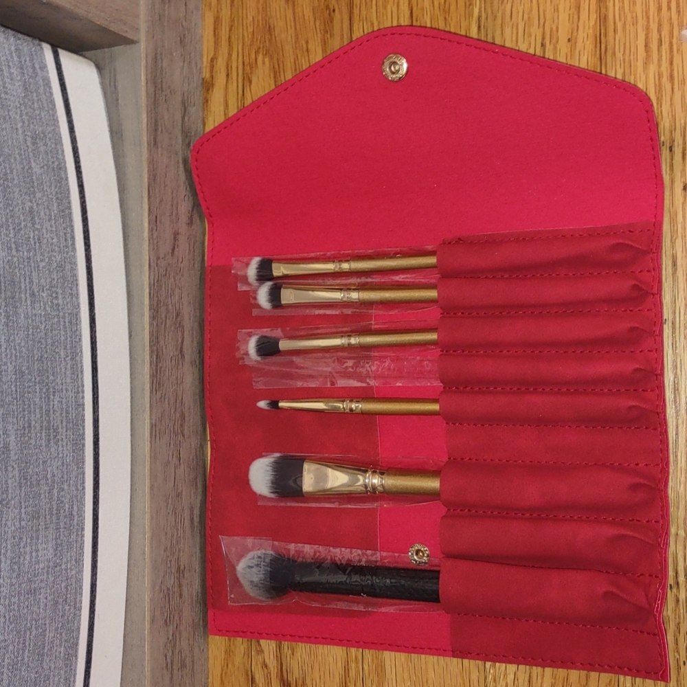 New LUXIE 6 PC Brush Set W/ Case ❤️